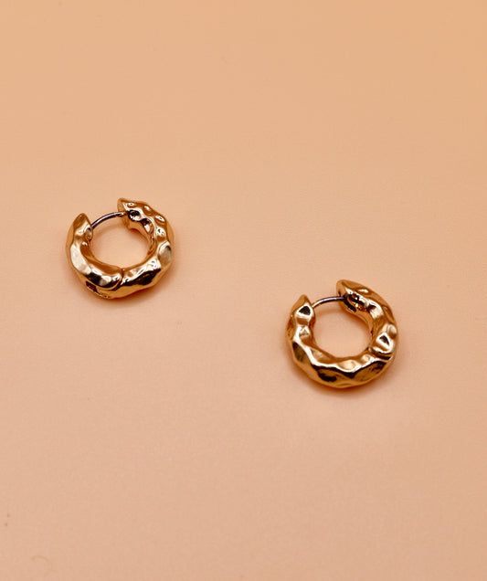 Wobbly hoop earrings in gold