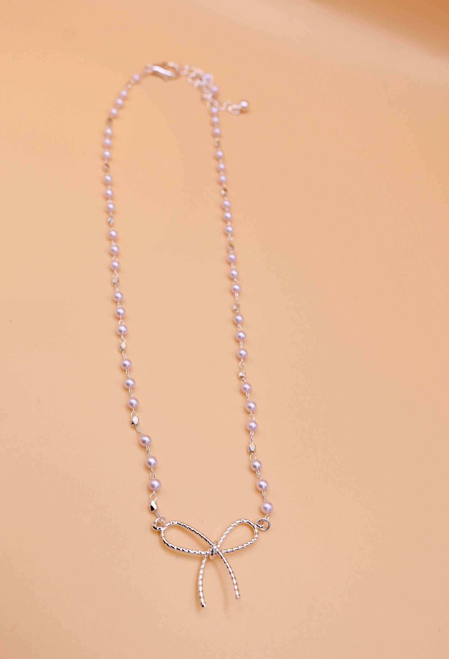 Bow charm necklace in Silver