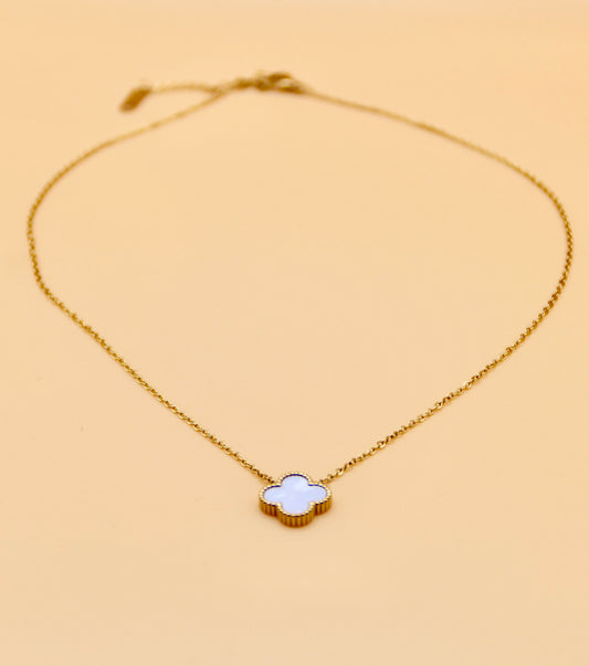 Clover white pendant necklace in gold