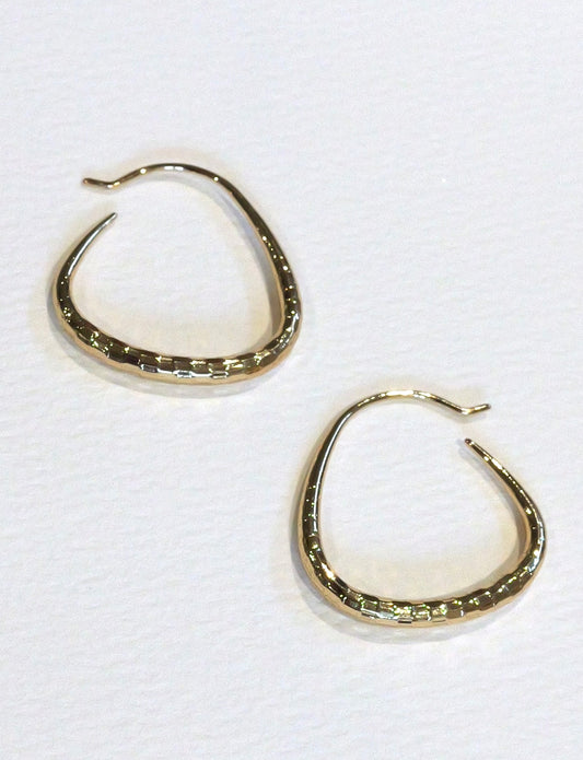 Oval hoop earrings in gold