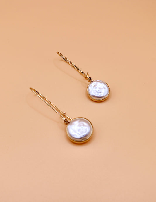 Drop earrings in gold with pearl