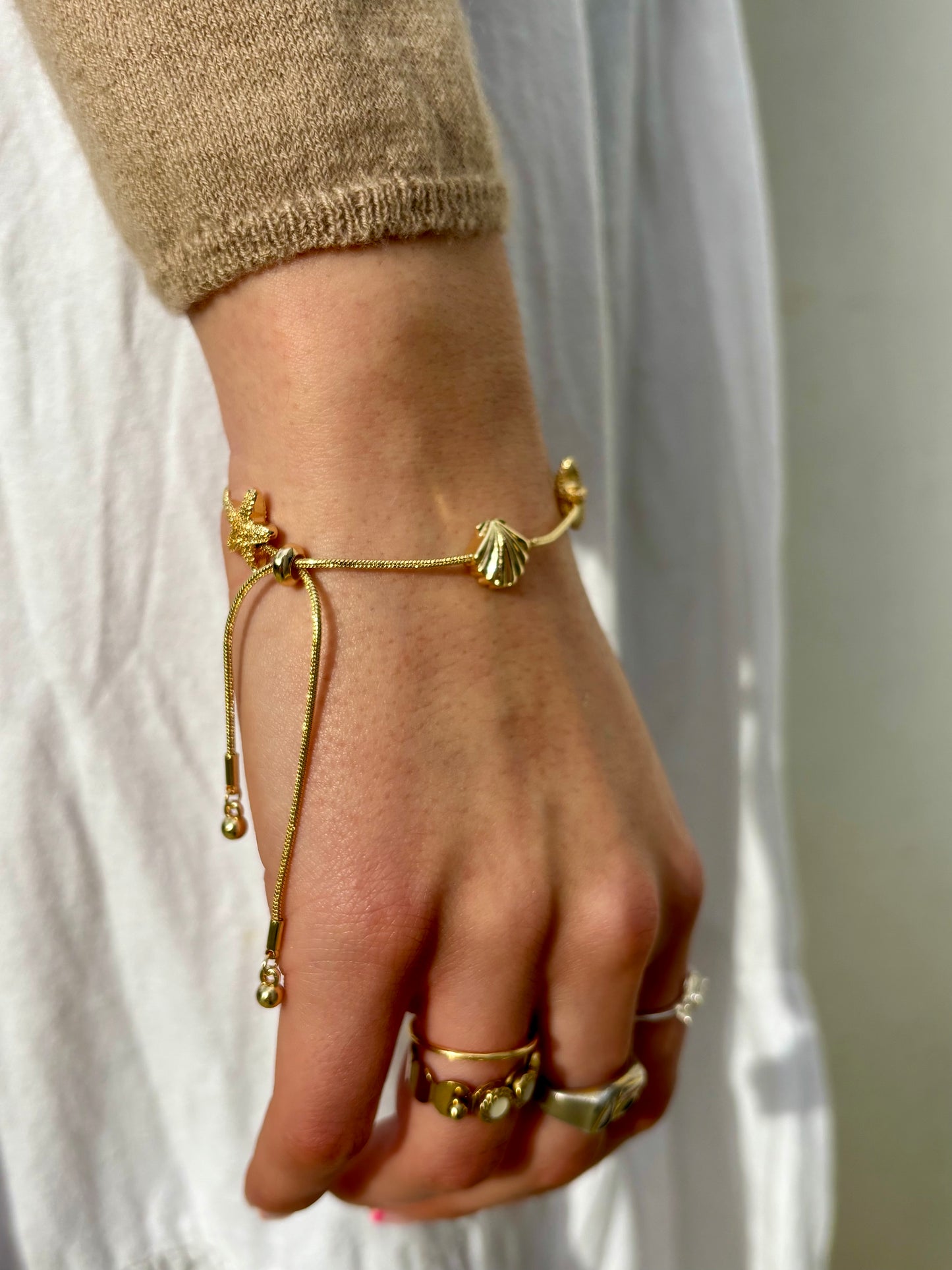 Shell gold charm bracelet in gold