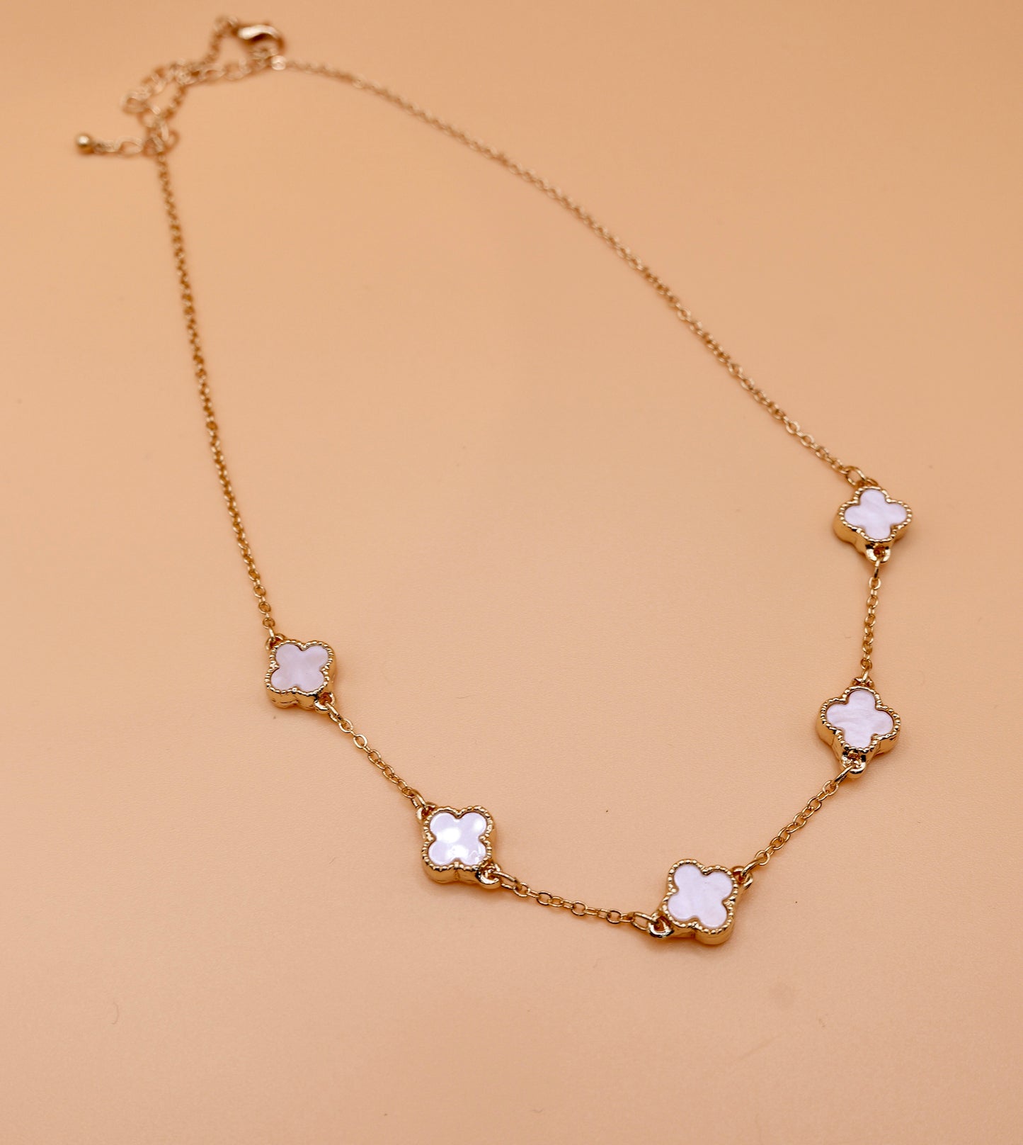 Clover multi white necklace in gold