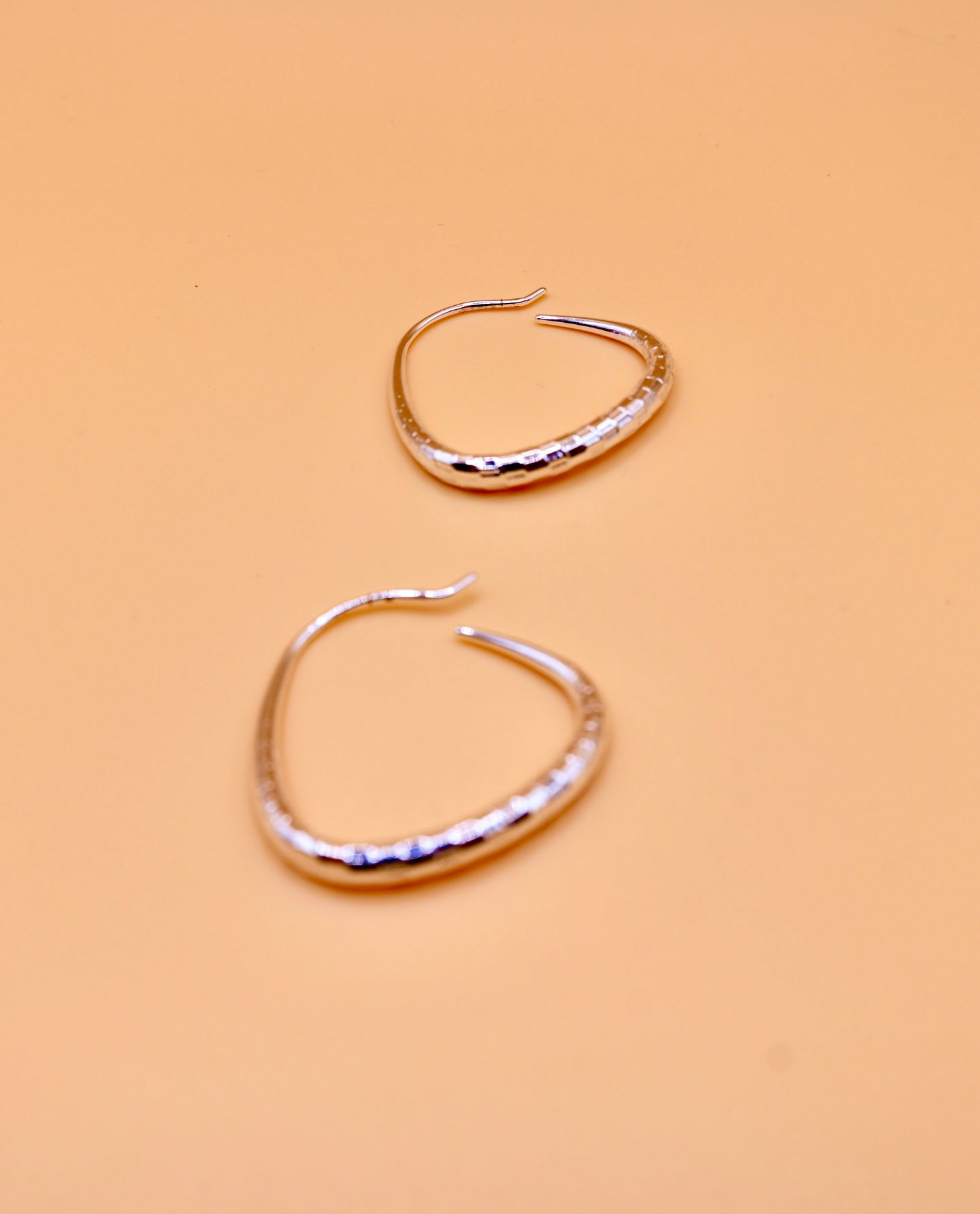 "Jackie" Oval hoop earrings - Silver