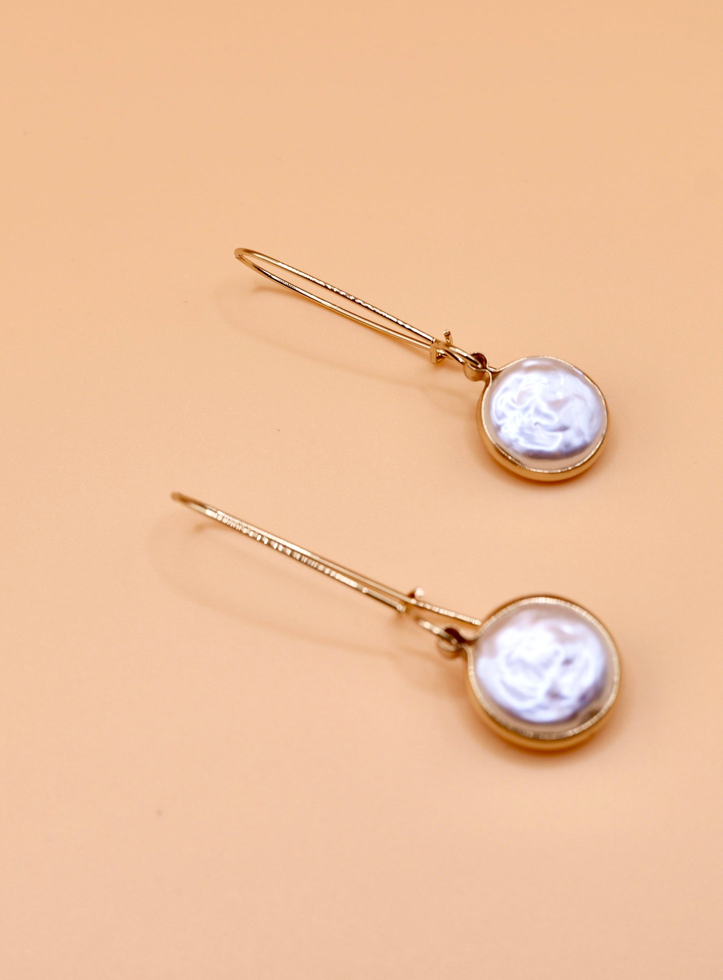 Drop earrings in gold with pearl