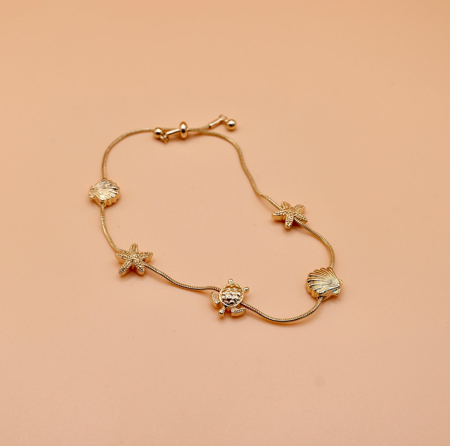 Shell gold charm bracelet in gold