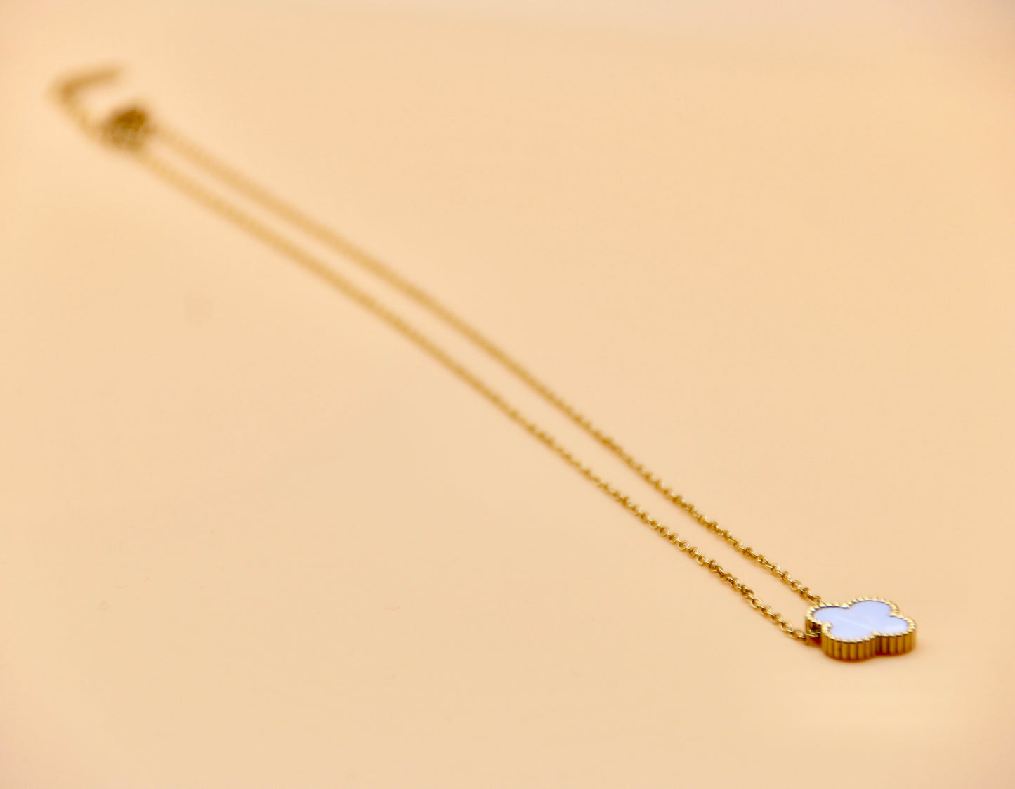 Clover white pendant necklace in gold