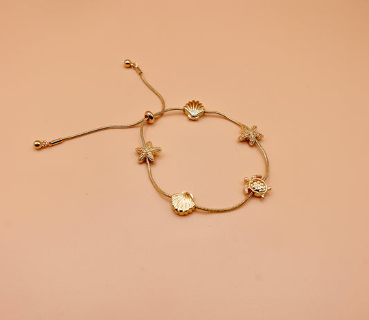 Shell gold charm bracelet in gold