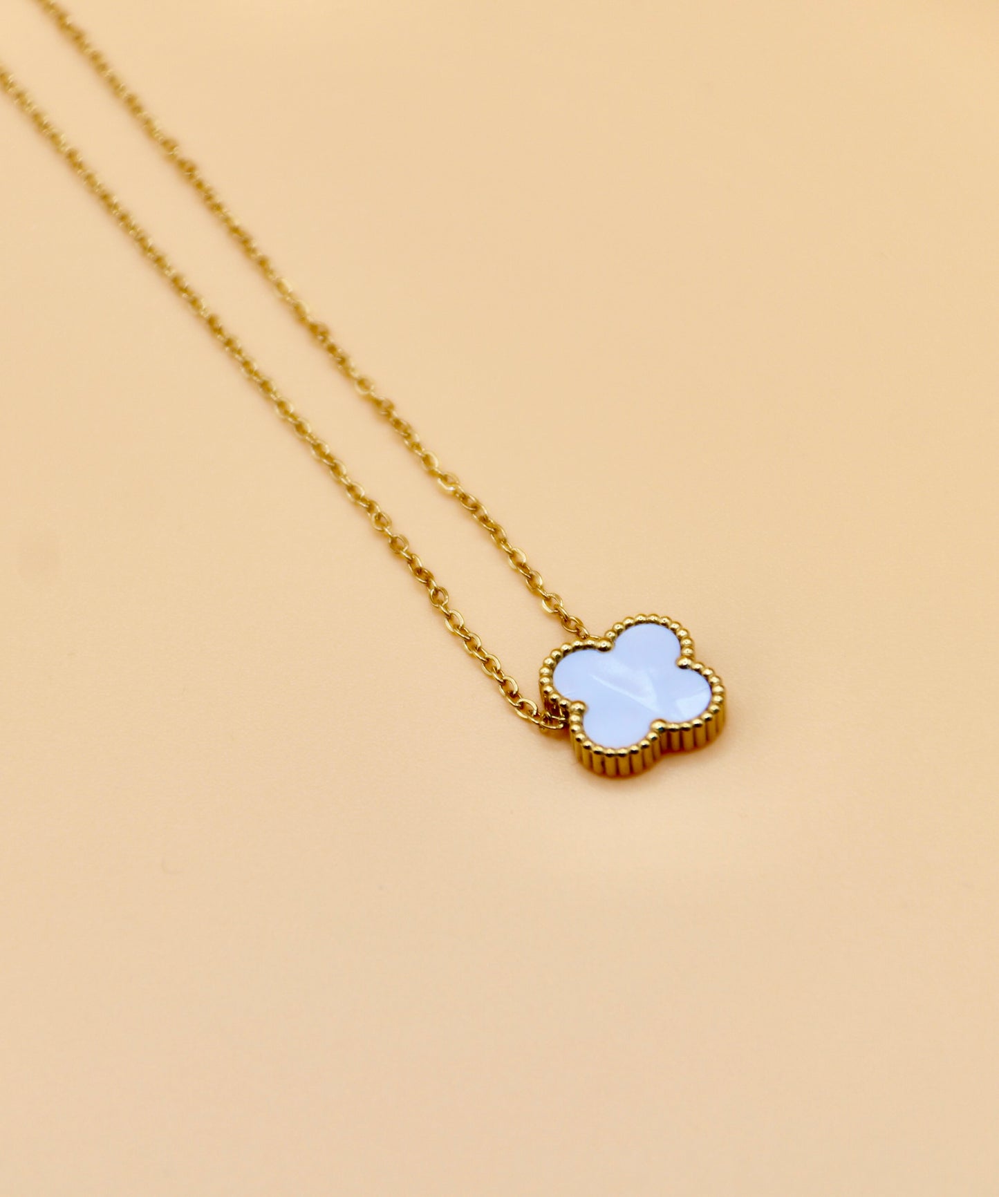 Clover white pendant necklace in gold