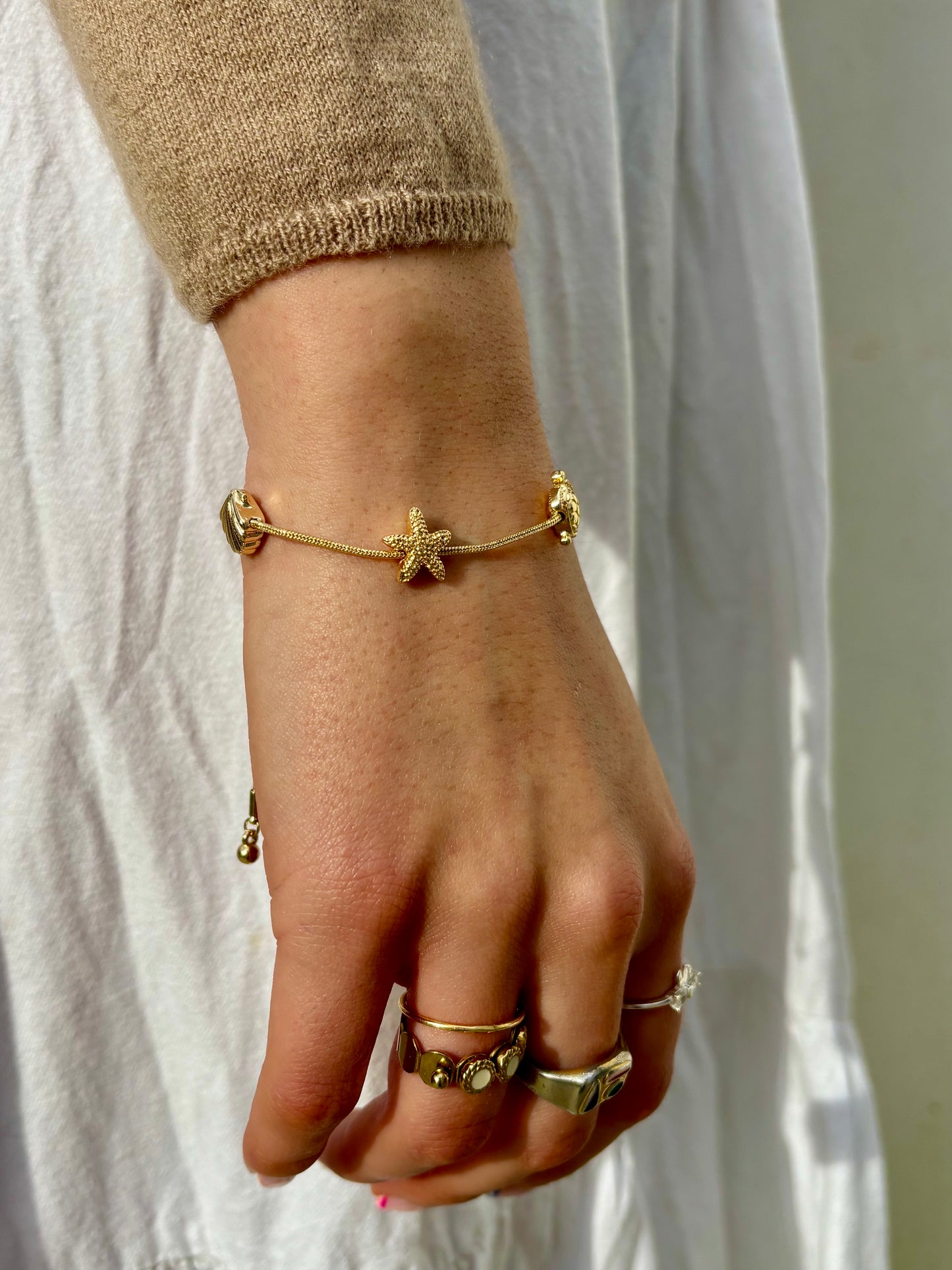 Shell gold charm bracelet in gold