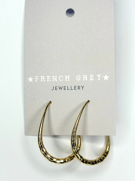 Oval hoop earrings in gold