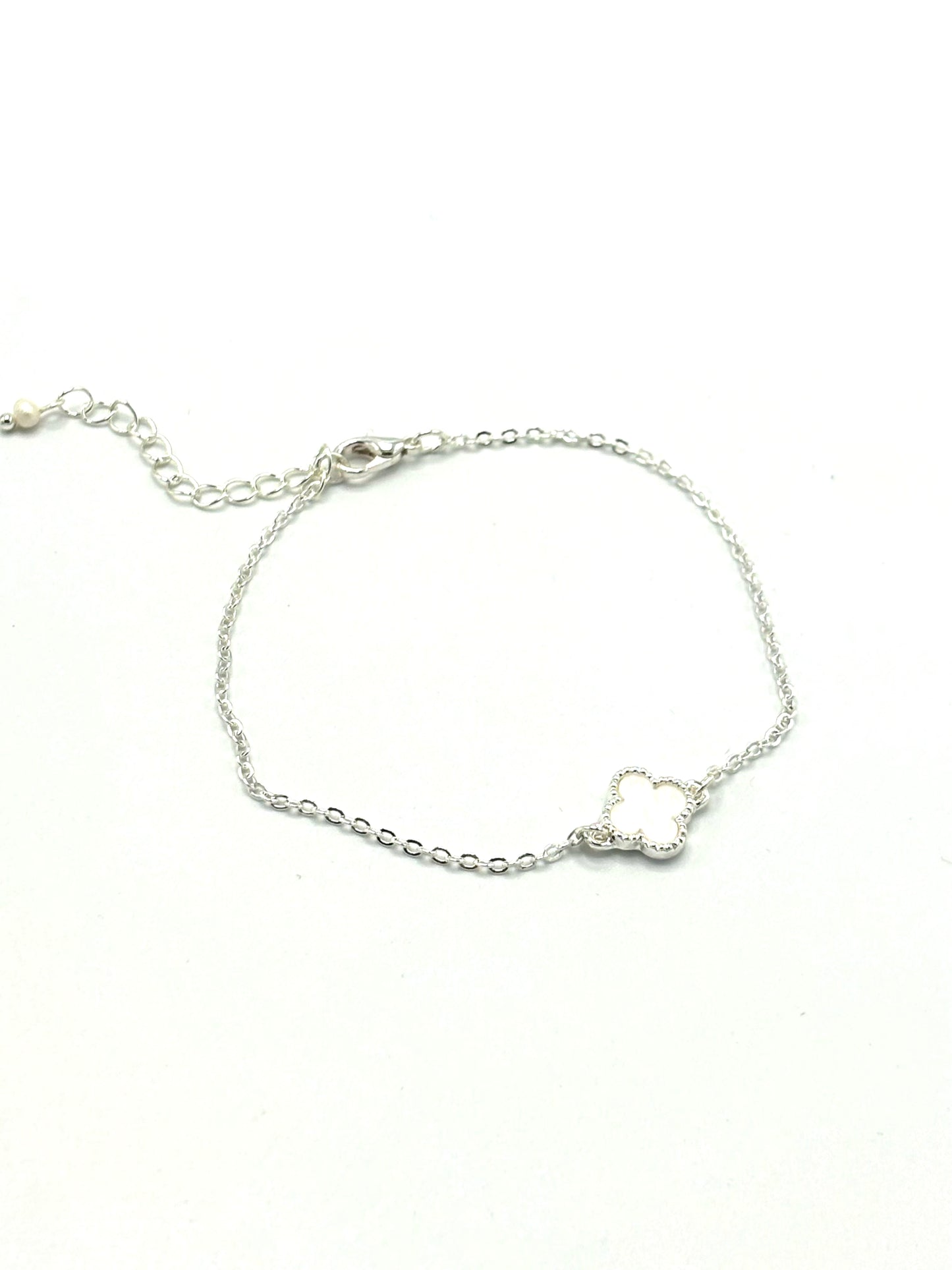 Single clover white bracelet in silver