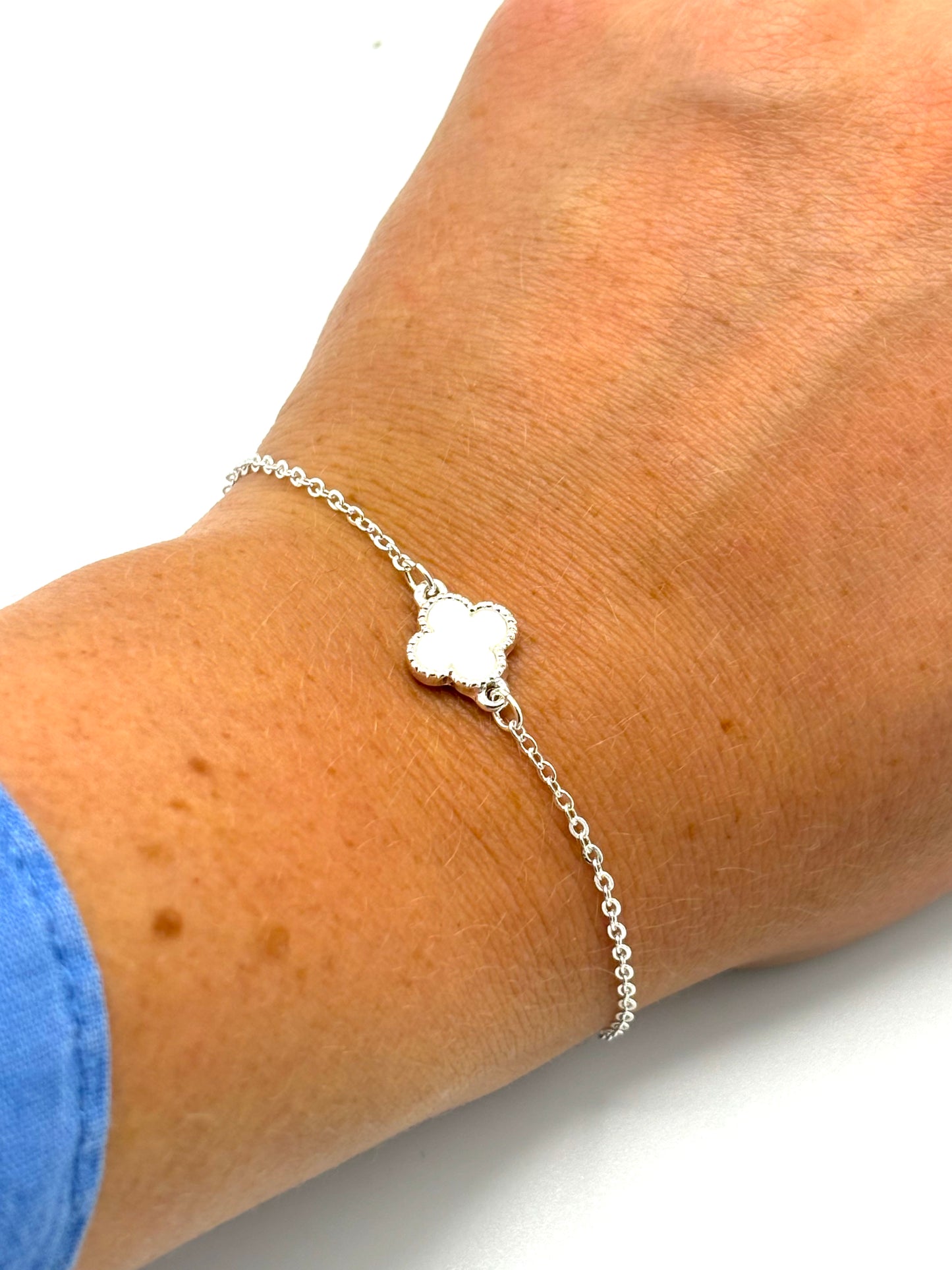 Single clover white bracelet in silver