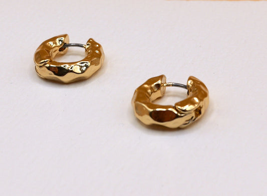 Wobbly hoop earrings in gold