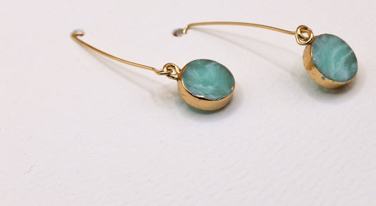 Drop earrings in gold with blue stone