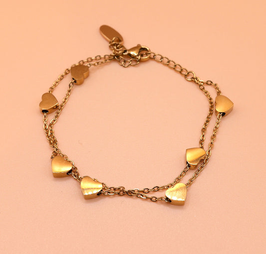 Heart charm bracelet in gold