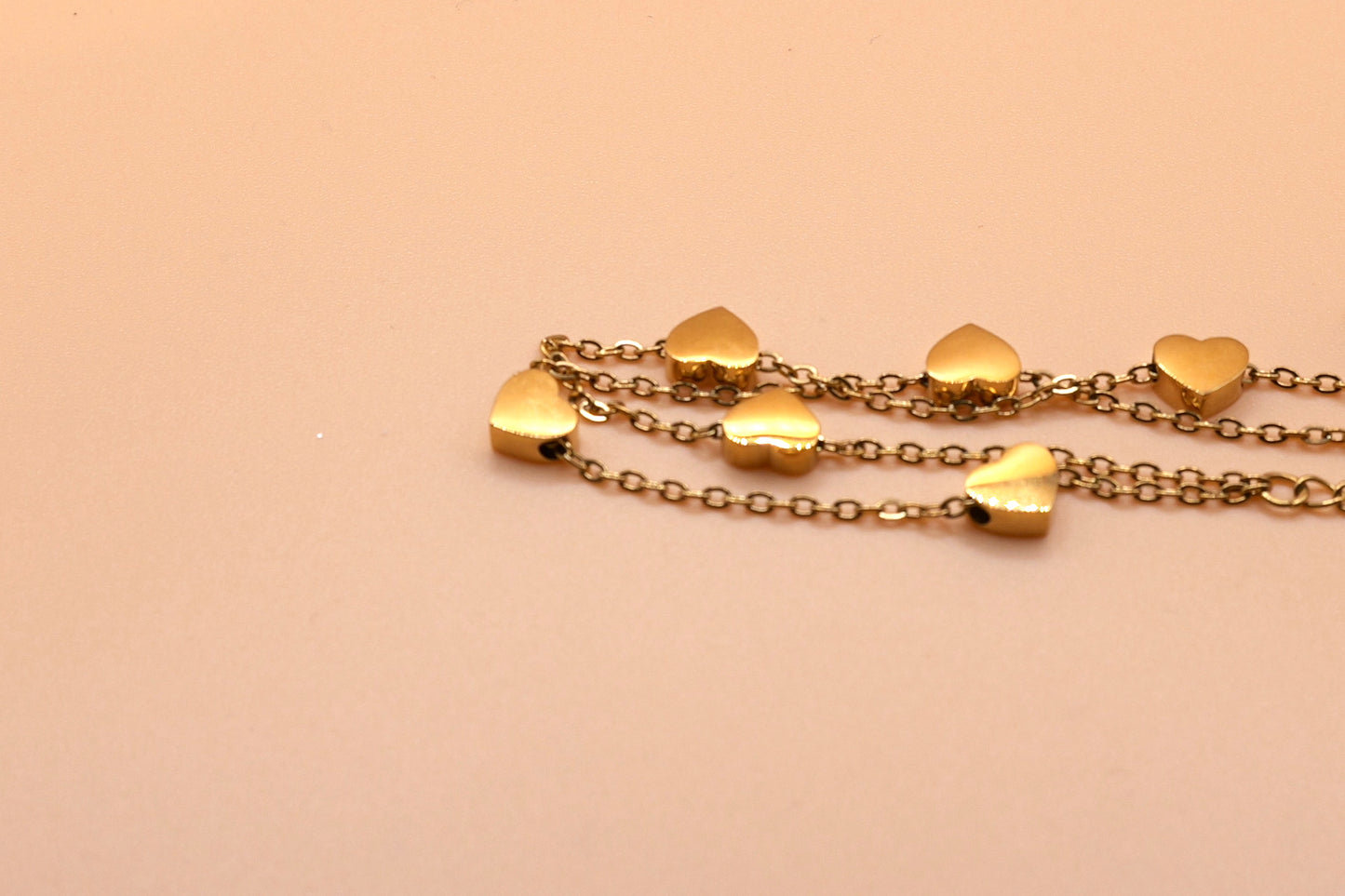 Heart charm bracelet in gold